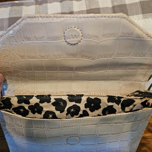 EUC Anne Klein Cream Colored Vegan Leather Croc Clutch With Lion Magnetic Closer - Picture 6 of 10